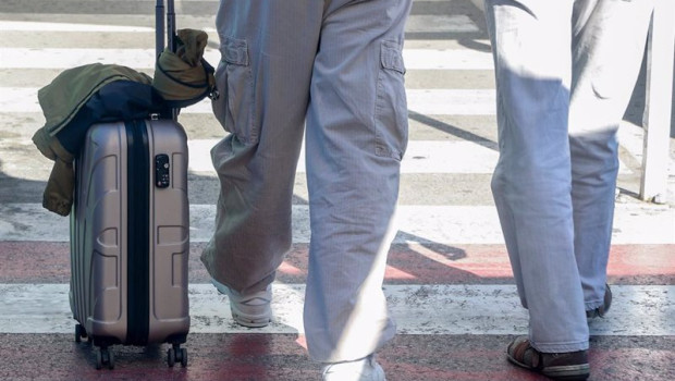 ep archivo   un hombre con una maleta a la salida del aeropuerto adolfo suarez madrid barajas a 4 de