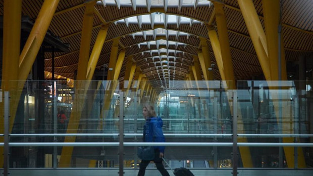 ep archivo   un viajero en el aeropuerto adolfo suarez madrid barajas a 10 de diciembre de 2023 en