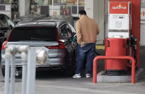 ep archivo   una persona reposta combustible en un coche en una gasolinera