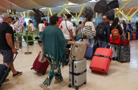 ep archivo   varias personas con maletas en el aeropuerto adolfo suarez madrid barajas a 1 de