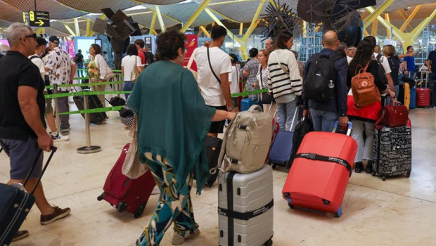 ep archivo   varias personas con maletas en el aeropuerto adolfo suarez madrid barajas a 1 de