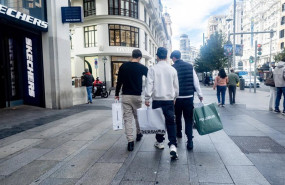 ep archivo   varias personas con una bolsas en madrid espana