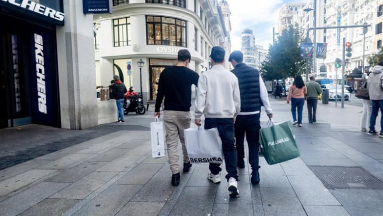 ep archivo varias personas con una bolsas en madrid espana ep archivo varias personas con una bolsas en madrid espana