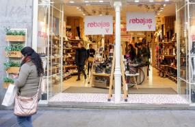 ep archivo   varias personas en el interior de una tienda de zapatos de madrid
