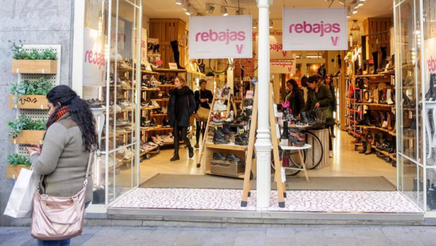 ep archivo   varias personas en el interior de una tienda de zapatos de madrid