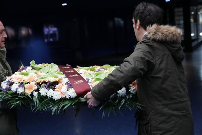 Corona de flores en el Monumento al 11M | AYUNTAMIENTO DE MADRID ep coronafloresmonumento11m