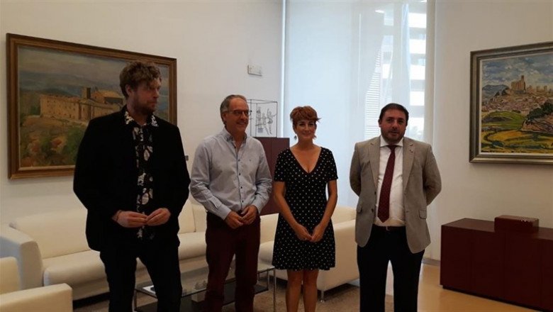De izquierda a derecha, los parlamentarios de EH Bildu Maiorga Ramírez, Adolfo Araiz y Bakartxo Ruiz, con el presidente del Parlamento de Navarra, Unai Hualde, en la ronda de consultas para proponer candidatura a la Presidencia de Navarra. | EUROPA PRESS ep de izquierdaderecha los parlamentarioseh bildu maiorga ramirez adolfo araizbakartxo ruiz conpresidenteparlamentonavarra unai hualde enrondaconsultasproponer candidaturala presidencianavarra