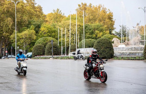 ep dos motoristas circulan con lluvia en la rotonda de la fuente de neptuno durante el peor temporal