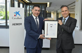 ep el ceo de aenor rafael garcia y el director de negocio de caixabank y jordi mondejar han