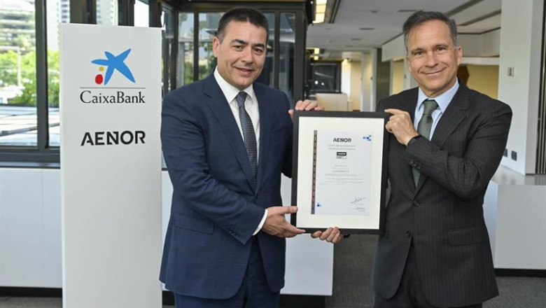 ep el ceo de aenor rafael garcia y el director de negocio de caixabank y jordi mondejar han