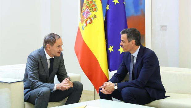 ep el consejero delegado de grupo volkswagen oliver blume con el presidente del gobierno pedro