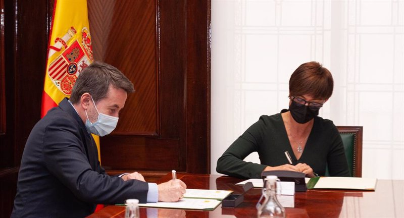 El consejero delegado de Repsol, Josu Jon Imaz, y la directora general de la Guardia Civil, María Gámez, firman acuerdo de colaboración | REPSOL - Archivo ep el consejero delegado de repsol josu jon imaz y la directora general de la guardia civil maria