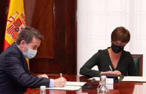 ep el consejero delegado de repsol josu jon imaz y la directora general de la guardia civil maria