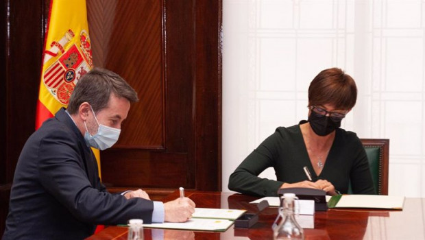 ep el consejero delegado de repsol josu jon imaz y la directora general de la guardia civil maria