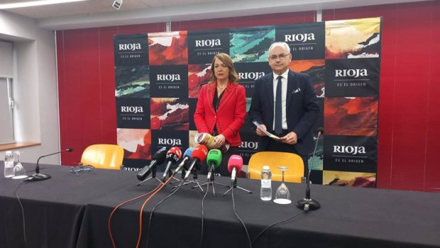 ep el director general del consejo regulador de la doca rioja jose luis lapuente junto a la letrada