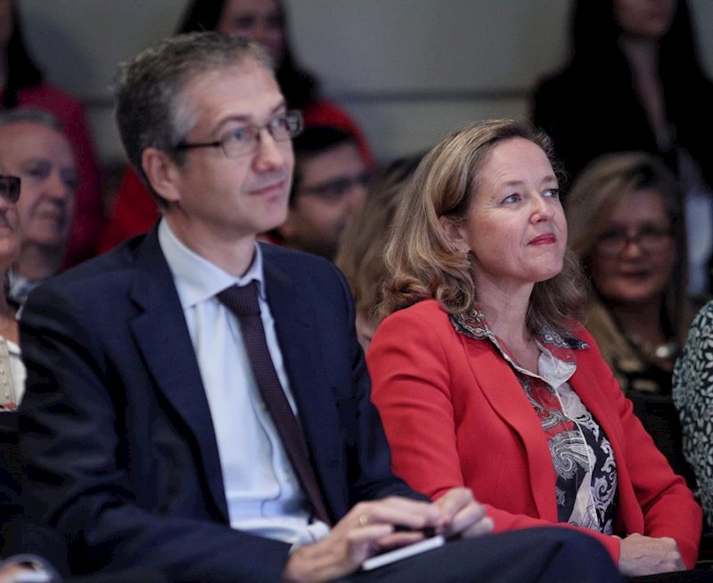 https://img4.s3wfg.com/web/img/images_uploaded/0/b/ep_el_gobernador_del_banco_de_espana_pablo_hernandez_de_cos_y_la_ministra_de_asuntos_economicos.jpg