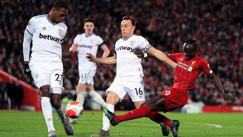 ep el jugador del liverpool sadio mane ante los futbolistas del west ham united mark noble e issa ep el jugador del liverpool sadio mane ante los futbolistas del west ham united mark noble e issa