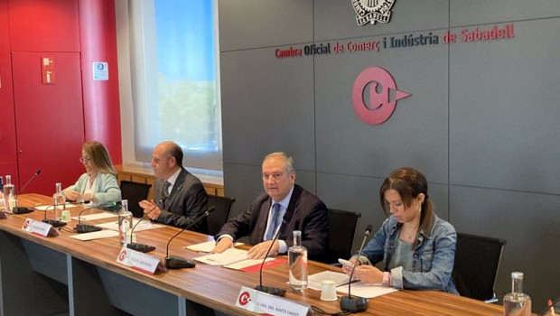 ep el ministro jordi hereu junto al presidente de la camara de sabadell barcelona ramon alberich y