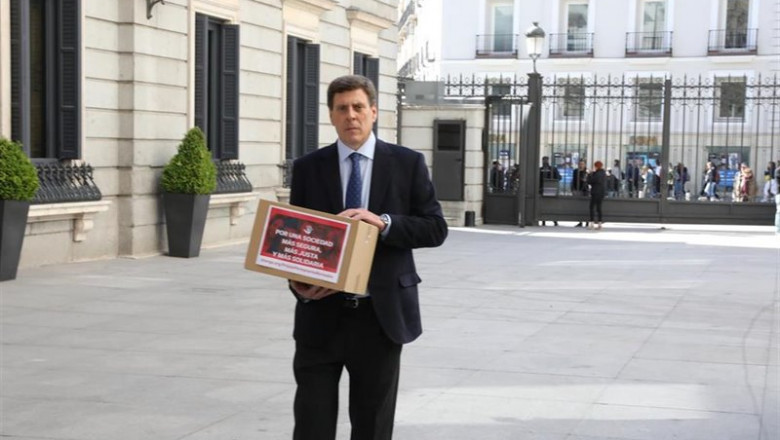El padre de Diana Quer, Juan Carlos Quer, entrando al Congreso de los Diputados, donde entregará más de tres millones de firmas para la no derogación de la Prisión Permanente Revisable (PPR). | Marta Fernández Jara - Europa Press - Archivo ep el padre de diana quer juan carlos quer entrando al congreso de los diputados donde entregara mas