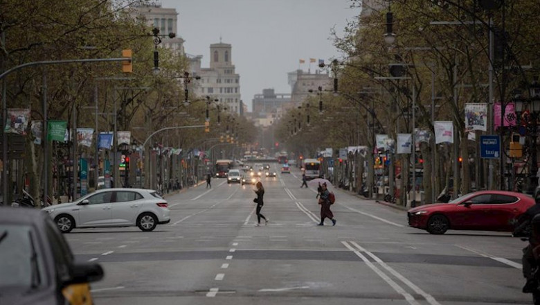 El passeig de Gràcia de Barcelona amb poc trànsit i poques persones en el segon dia laborable de l'estat d'alarma pel coronavirus, a Barcelona (Espanya), a 17 de març de 2020. | David Zorrakino - Europa Press ep el passeig de grcia de barcelona amb poc trnsit i poques persones en el segon dia laborable de
