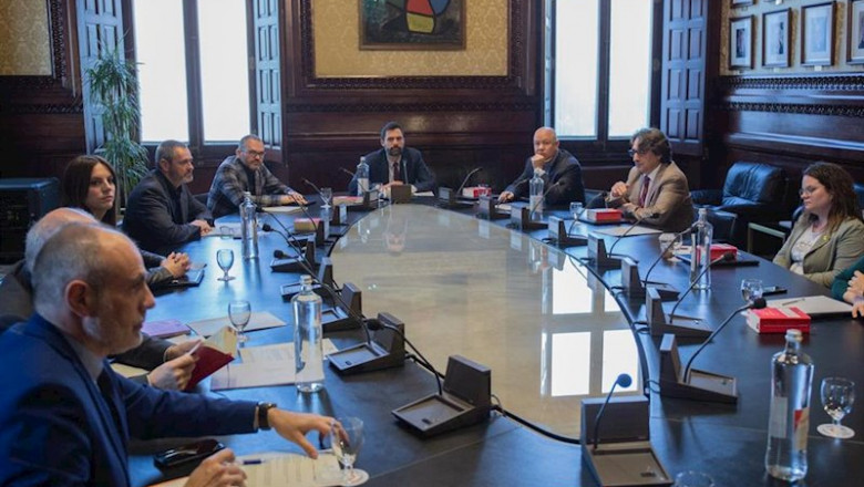 El presidente del Parlamento catalán, Roger Torrent (centro), durante la reunión de la Mesa del Parlament en Barcelona para tratar la crisis del coronavirus y valorar si se aplazará el pleno de la semana que viene en el que está previsto celebrar el debat | David Zorrakino - Europa Press ep el presidente del parlamento catalan roger torrent centro durante la reunion de la mesa del