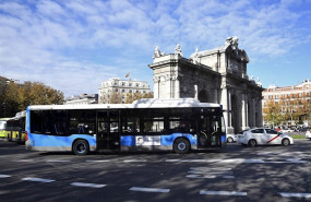ep imagen de recurso de un autobus de la empresa municipal de transportes emt a su paso por la