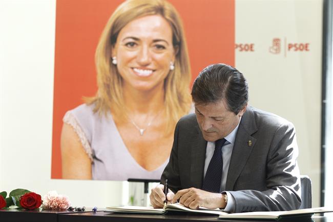 Javier Fernández firma en el libro de condolencias en la capilla ardiente | EUROPA PRESS ep javier fernandez firmalibrocondolenciasla capilla ardiente