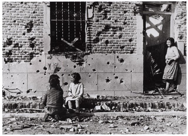 La calle Peironcely número 10, convertida en un icono de la Guerra Civil porque fue fotografiada por Robert Capa Fotografía de la Calle Peironcely 10, icono de la guerra civil, por Robert Capa | SALVA PEIRONCELY - Archivo ep la calle peironcely numero 10 convertida en un icono de la guerra civil porque fue fotografiada