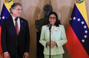 ep la presidenta encargada de venezuela delcy rodriguez junto al secretario de interior de eeuu doug