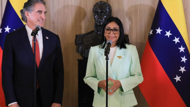 ep la presidenta encargada de venezuela delcy rodriguez junto al secretario de interior de eeuu doug