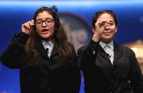 ep las dos ninas de la residencia de san ildefonso wendy y nicole posan con las bolas