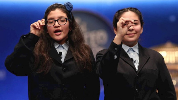 ep las dos ninas de la residencia de san ildefonso wendy y nicole posan con las bolas