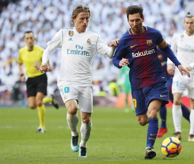 Luka Modric y Leo Messi disputan un balón en el clásico | LALIGA ep luka modricleo messi disputanbalonclasico
