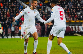 ep luuk de jong y youssef en-nesyri celebran un gol con el sevilla fc