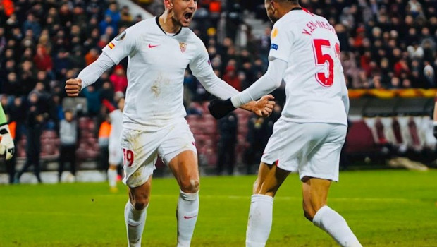 ep luuk de jong y youssef en-nesyri celebran un gol con el sevilla fc