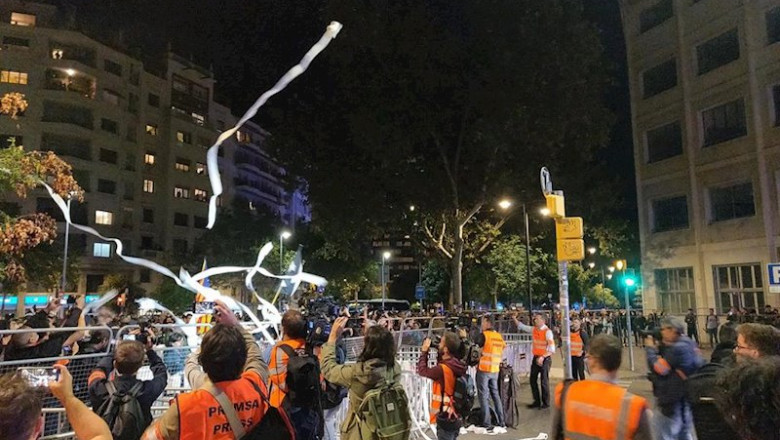 ep manifestantes se concentran ante la conselleria de interior y lanzan papel de vater en la