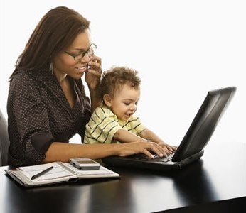 Mujer con un niño y un ordenador teletrabajo teletrabajador teletrabajadora | ARAKADIN - Archivo ep mujer con un nino y un ordenador teletrabajo teletrabajador teletrabajadora