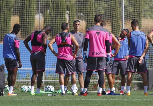Muñiz habla con sus jugadores durante un entrenamiento | LEVANTE UD ep muniz hablasus jugadores duranteentrenamiento