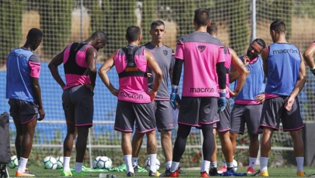 ep muniz hablasus jugadores duranteentrenamiento