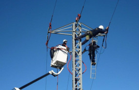 ep operarios trabajando en una red electrica