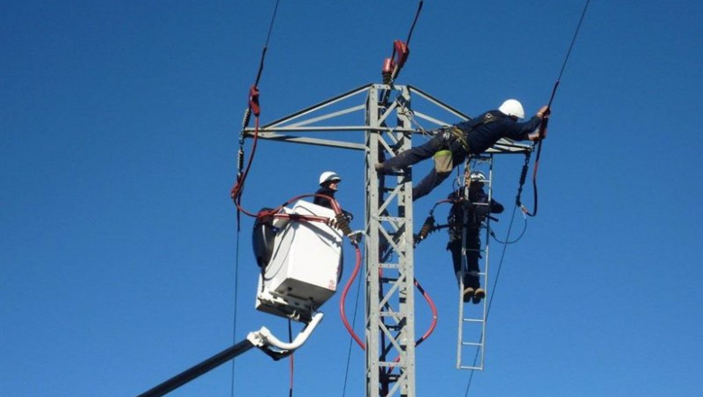 ep operarios trabajando en una red electrica ep operarios trabajando en una red electrica