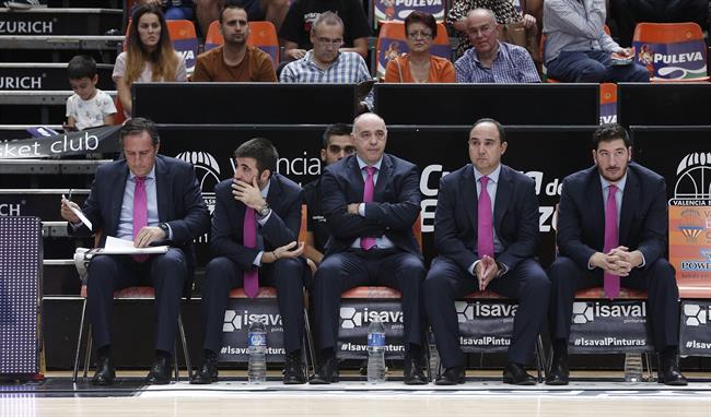 Pablo Laso con sus ayudantes en el banquillo de La Fonteta | ACB PHOTO/M.A POLO ep pablo lasosus ayudantesbanquillola fonteta