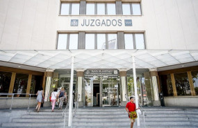 ep personas entran por la puerta de los juzgados de instruccion ubicados en la plaza de castilla de