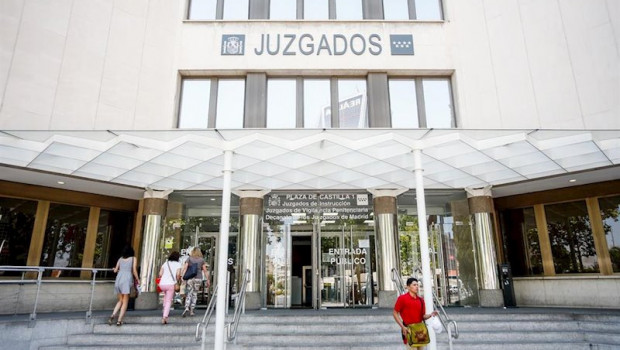 ep personas entran por la puerta de los juzgados de instruccion ubicados en la plaza de castilla de
