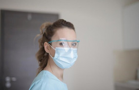 ep profesional sanitaria con mascarilla y gafas protectoras