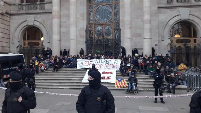 Protesta de los CDR en la escalinata del TSJC, en Barcelona | EUROPA PRESS ep protestalos cdrla escalinatatsjc en barcelona