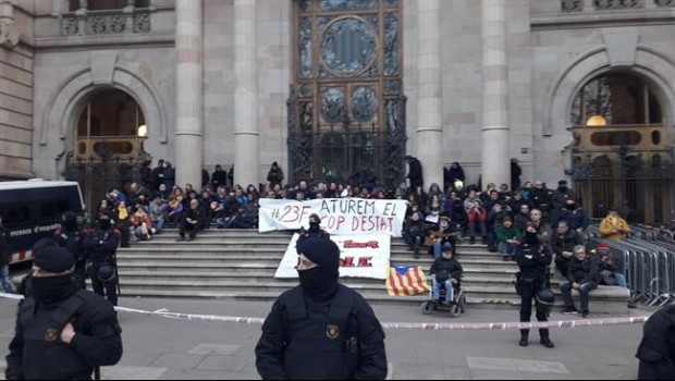 ep protestalos cdrla escalinatatsjc en barcelona