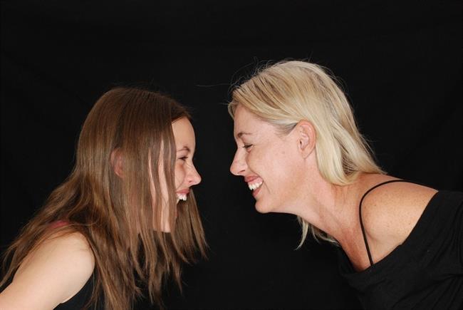 ep risa carcajada madre e hija riendose
