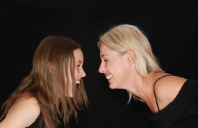 ep risa carcajada madre e hija riendose