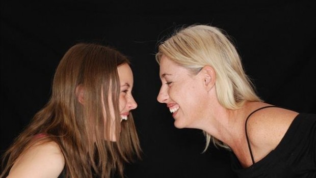 ep risa carcajada madre e hija riendose
